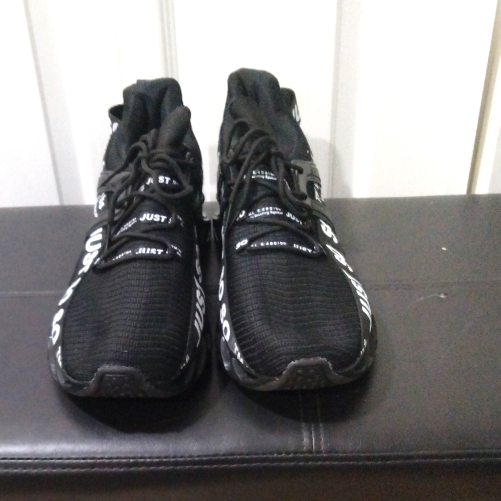 Black Athletic Shoes with Cushioned Midsole and Mesh Upper